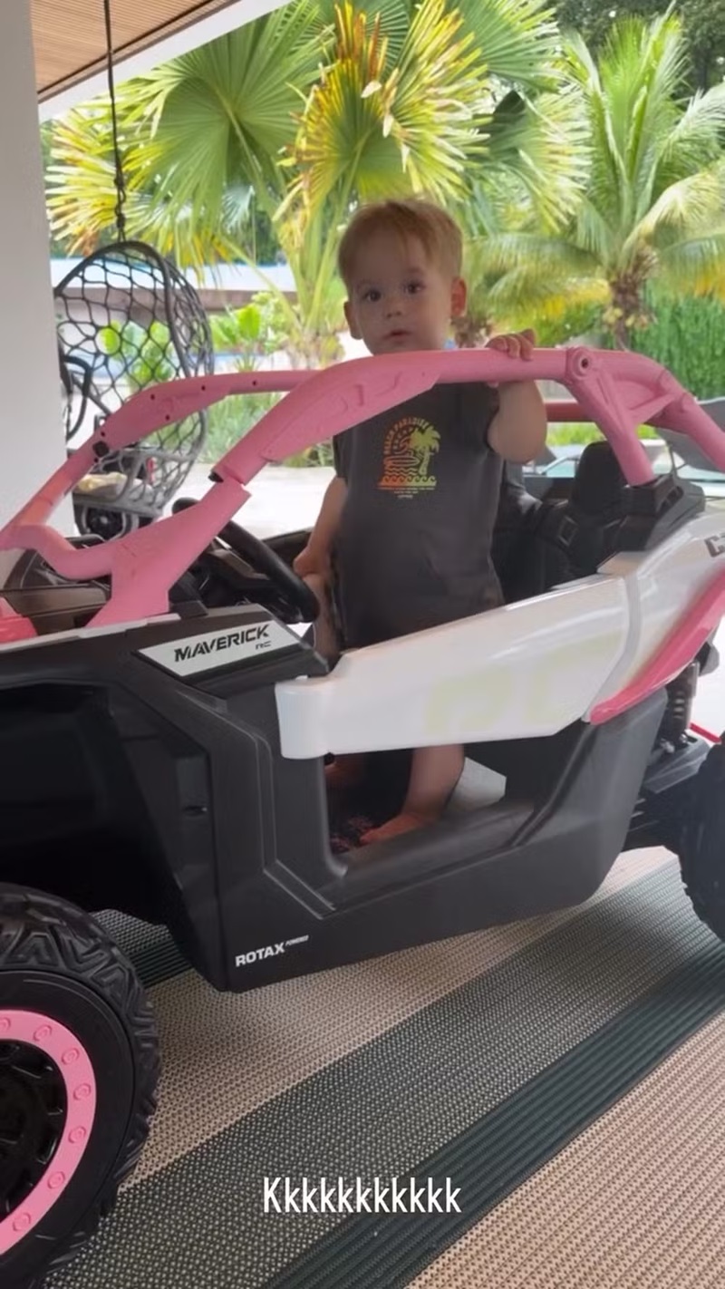 José Leonardo, filho de Virginia Fonseca e Zé Felipe, se diverte em carro elétrico - Foto: Instagram 