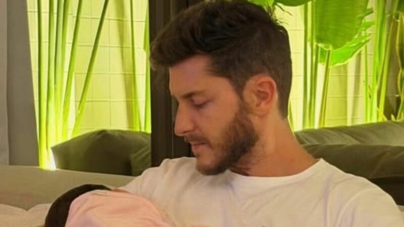 Klebber Toledo encanta ao mostrar momento com sua filha e de Camila Queiroz