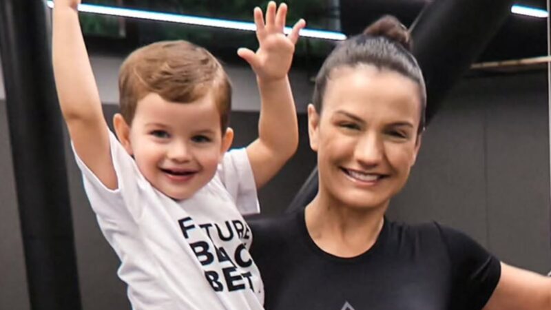 Mulher de Malvino Salvador celebra o aniversário do filho caçula: ‘Criar um homem bom’