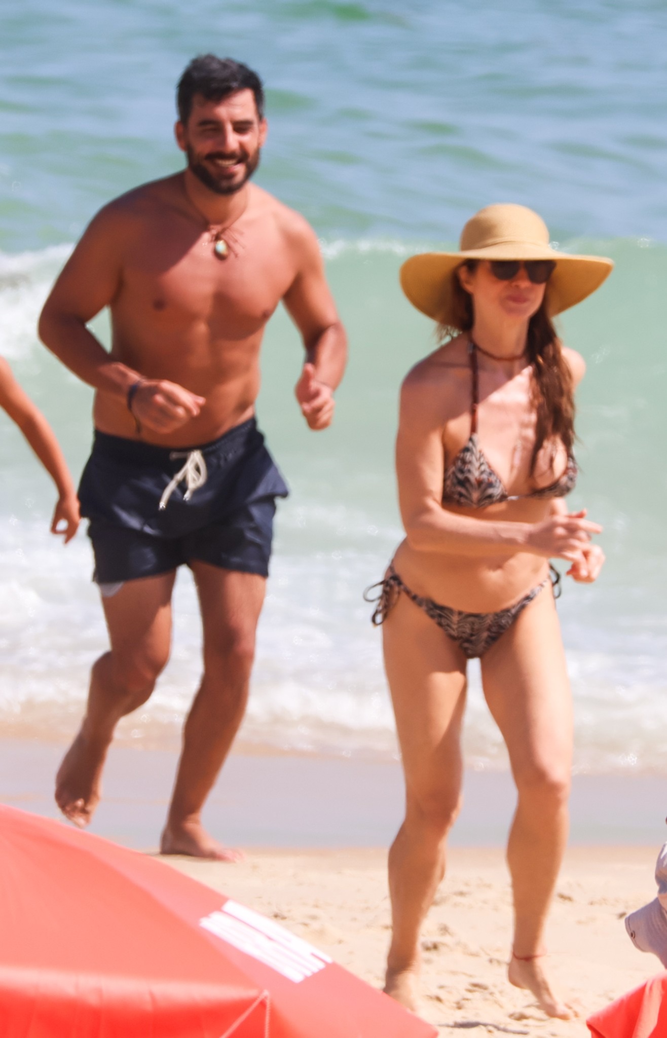 Leticia Spiller curte dia na praia com o namorado, Franclim - Foto: Daniel Delmiro / AgNews