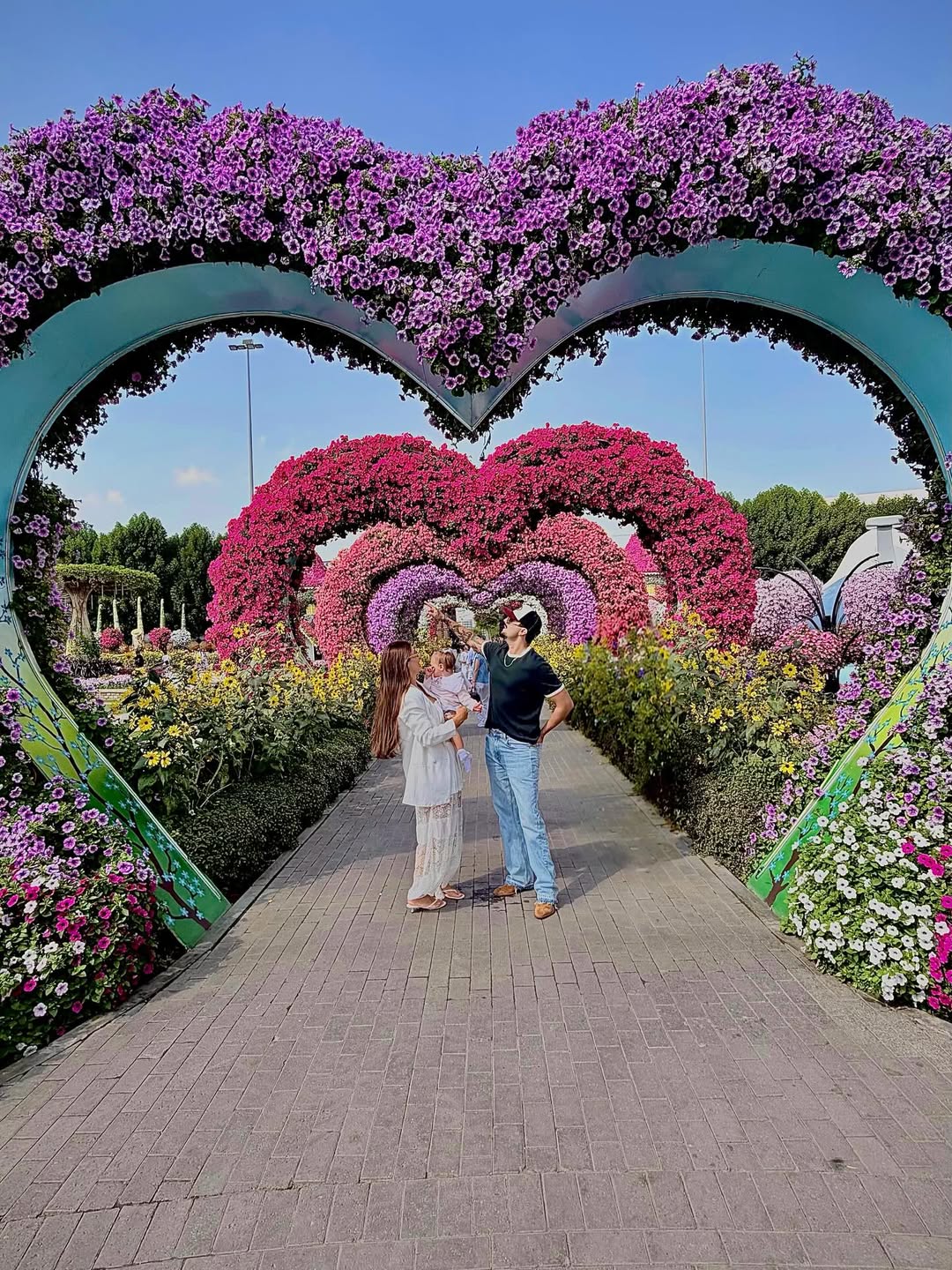 Luan Santana e Jade Magalhães com a filha, Serena, em Dubai - Foto: Reprodução / Instagram @luansantana