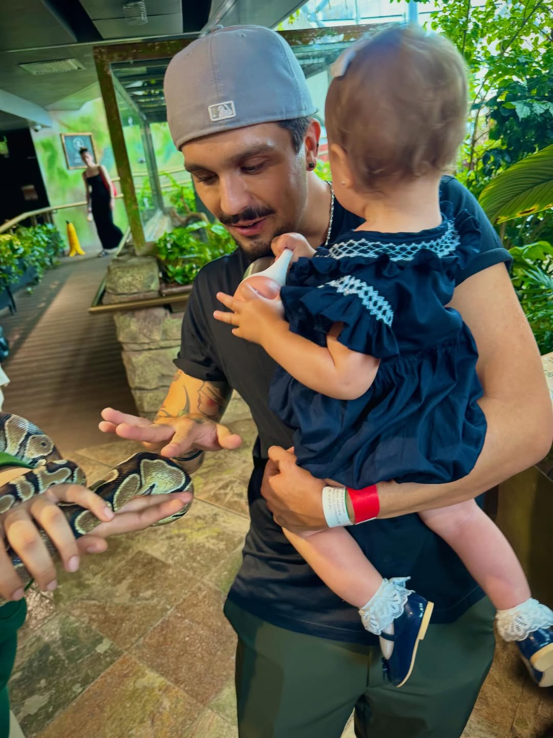 Luan Santana com a filha, Serena, em Dubai - Foto: Reprodução / Instagram @luansantana