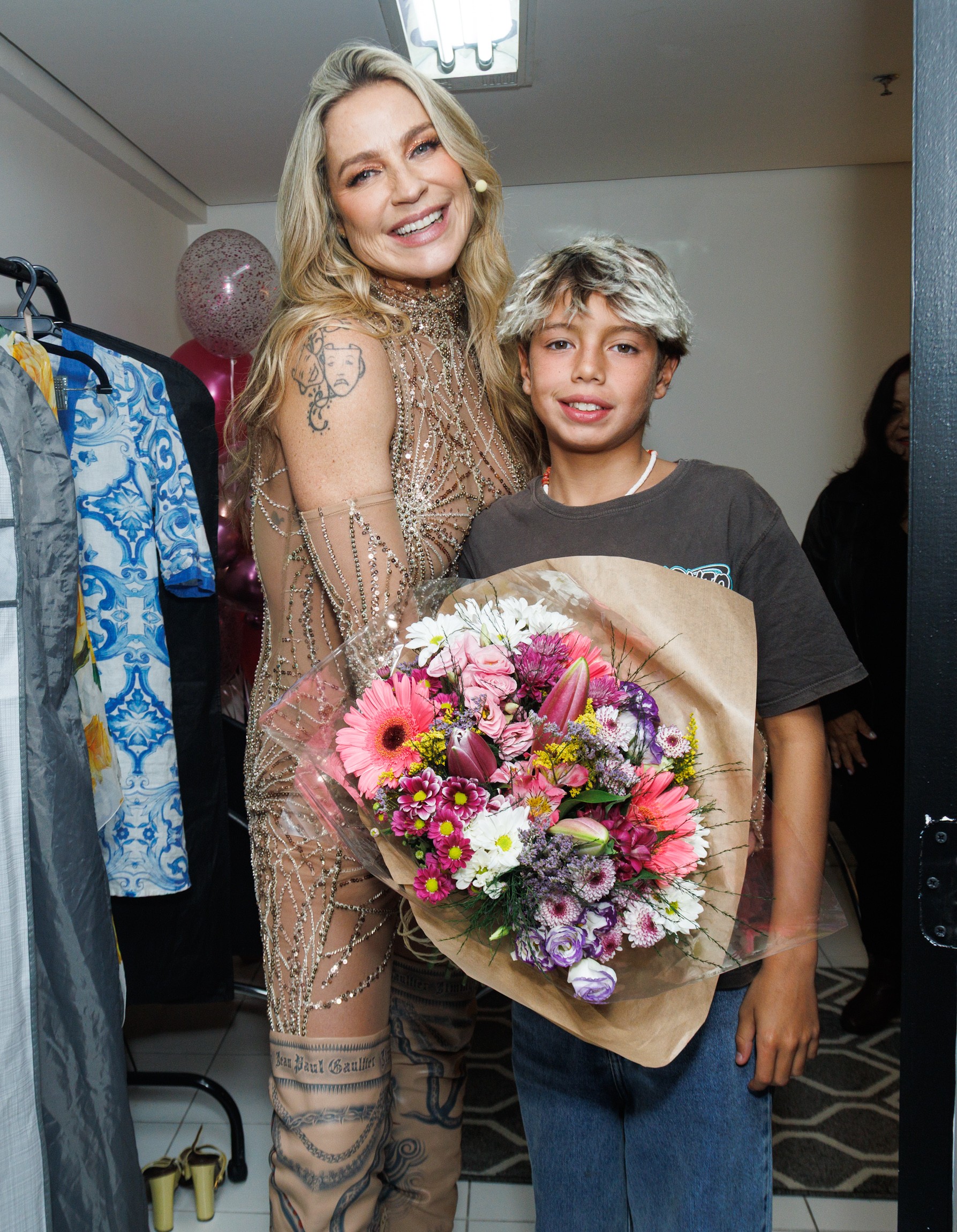 Luana Piovani recebe flores do filho, Dom - Foto: Clayton Felizardo / Brazil News