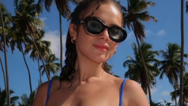 Maisa Silva aposta em biquíni estiloso e diferentão para renovar o bronzeado na praia