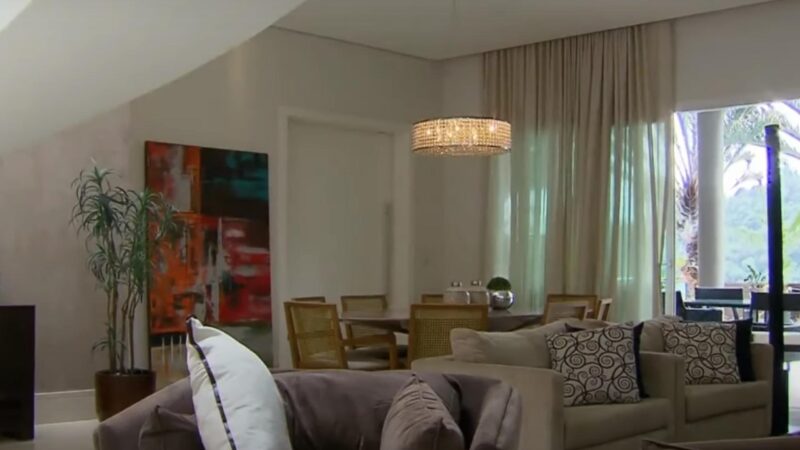 Com trajetória de sucesso, apresentador brasileiro chega aos 63 anos morando em mansão luxuosa