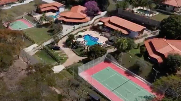 Apresentador brasileiro chega aos 88 anos morando em mansão em SP: ‘Comprei cinco casas’