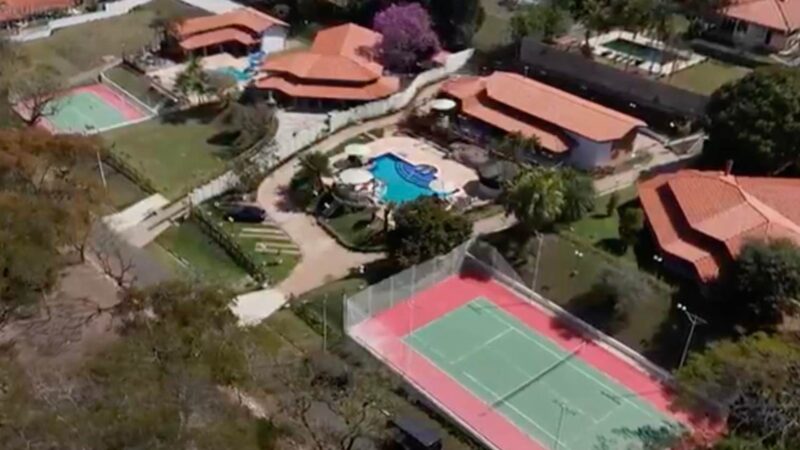 Apresentador brasileiro chega aos 88 anos morando em mansão em SP: 'Comprei cinco casas'