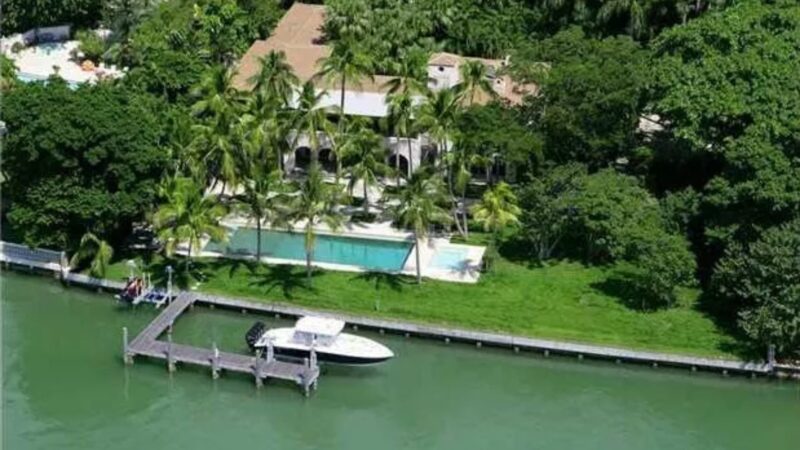 Aos 75 anos, cantor vive em mansão de R$ 160 milhões com lago e vista para o mar