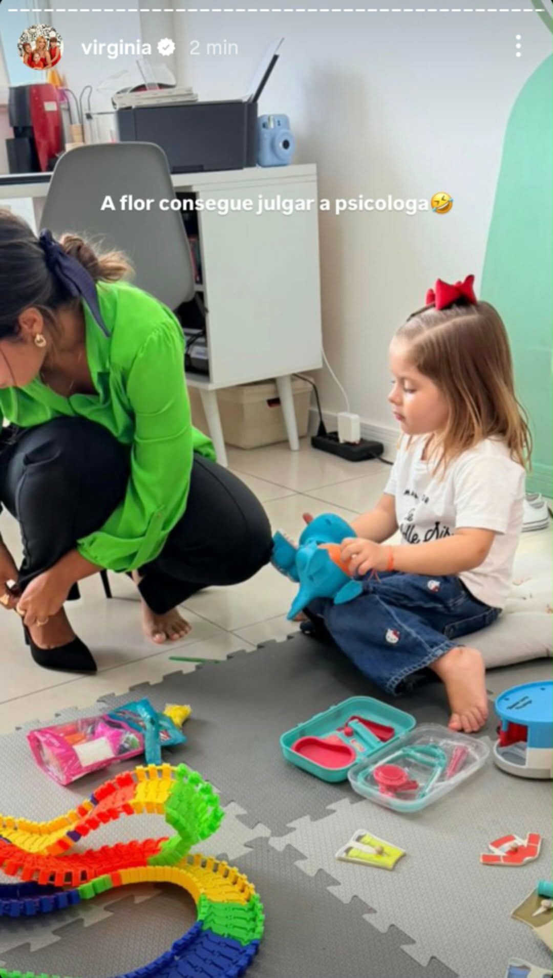 Virginia mostra Maria Flor na terapia