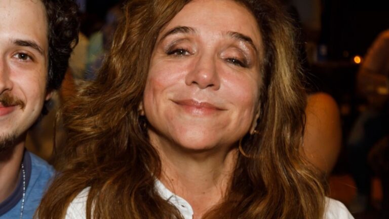 Filho de Marisa Orth faz raríssima aparição com a mãe em noite de show