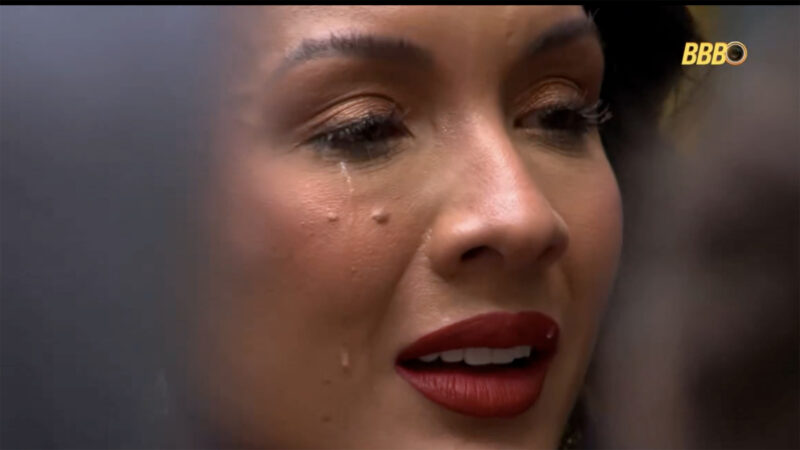 Maxiane chora ao falar sobre assédio no BBB 26 - Foto: Reprodução / Globo