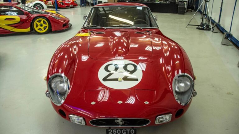 Aos 82 anos e com patrimônio de R$ 900 milhões, músico faz coleção de carros bilionários