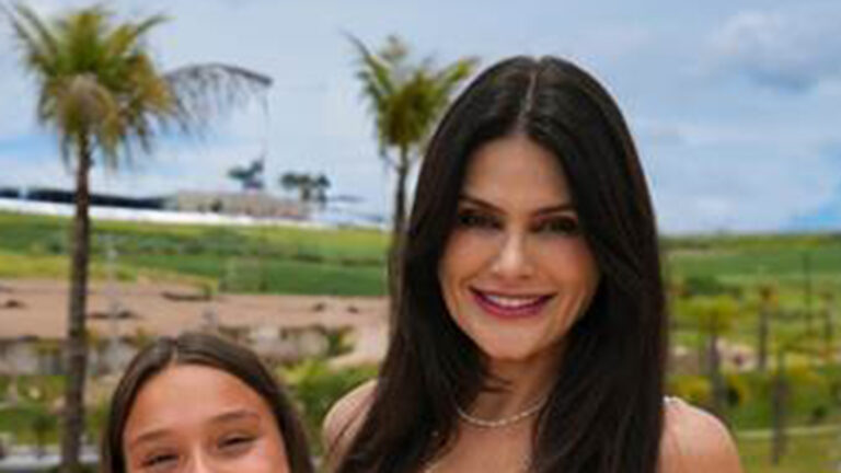 Natália Guimarães se diverte com as filhas e o marido durante as férias de verão