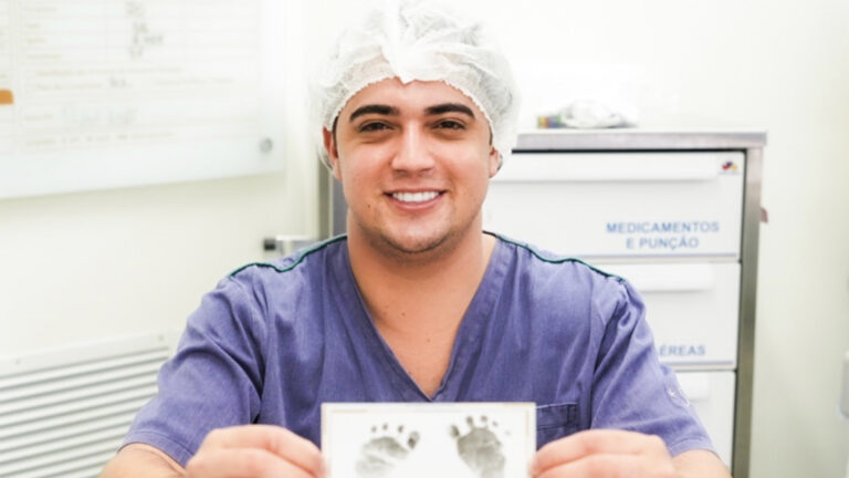 Nasceu! Natanzinho Lima apresenta o filho recém-nascido em foto na maternidade