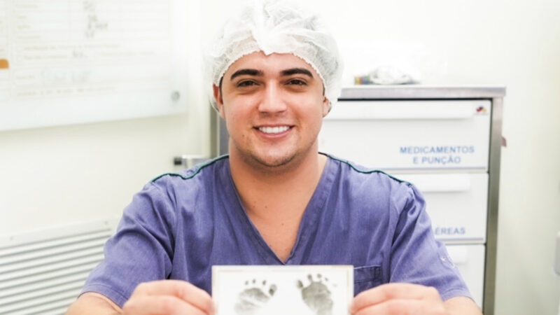Nasceu! Natanzinho Lima apresenta o filho recém-nascido em foto na maternidade