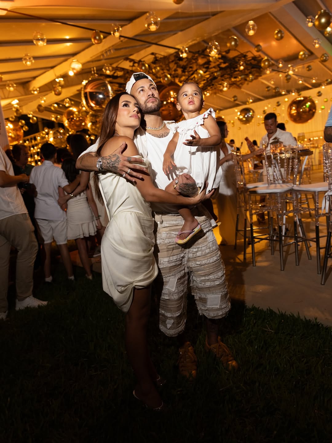 Neymar Jr e Bruna Biancardi com a filha, Mavie, no Réveillon - Foto: Reprodução / Instagram @brunabiancardi