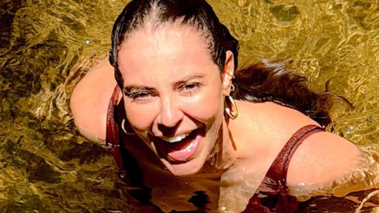 Paolla Oliveira exibe tatuagens que costumam ficar escondidas