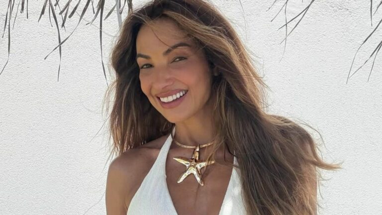Patrícia Poeta arrasa ao surgir de biquíni branco curtindo viagem de férias