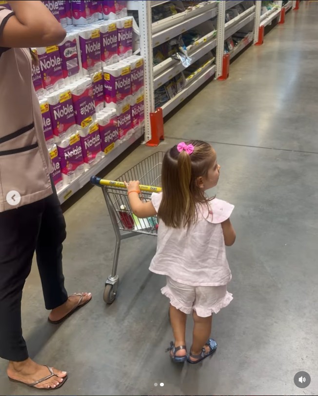 Poliana Rocha mostra passeio com os netos em mercado - Foto: Reprodução / Instagram @poliana