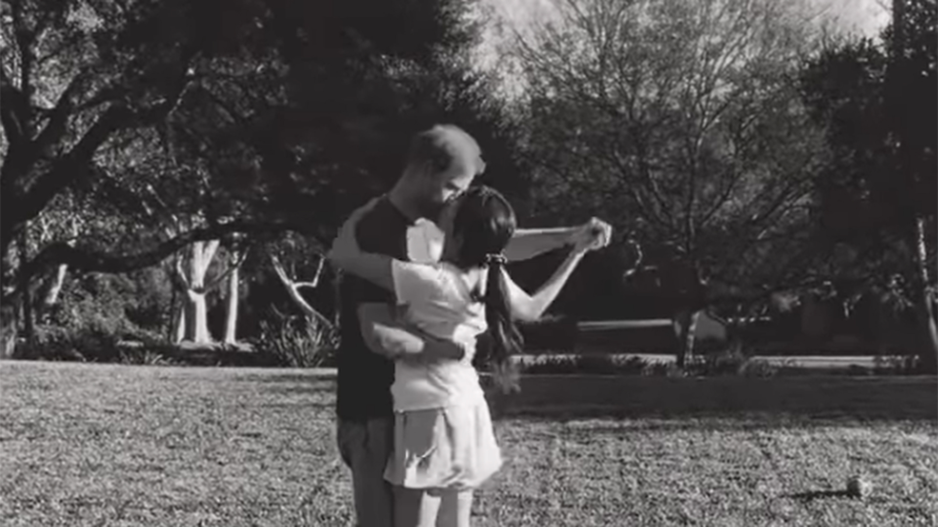 Meghan Markle e príncipe Harry em momento romântico no jardim - Foto: Reprodução / Instagram