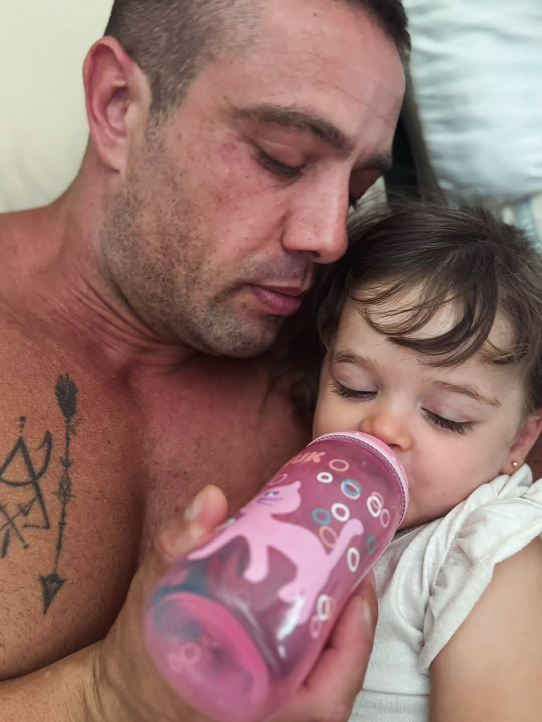 Rafael Cardoso com a filha caçula, Helena - Foto: Reprodução / Instagram @rafaelcardoso9