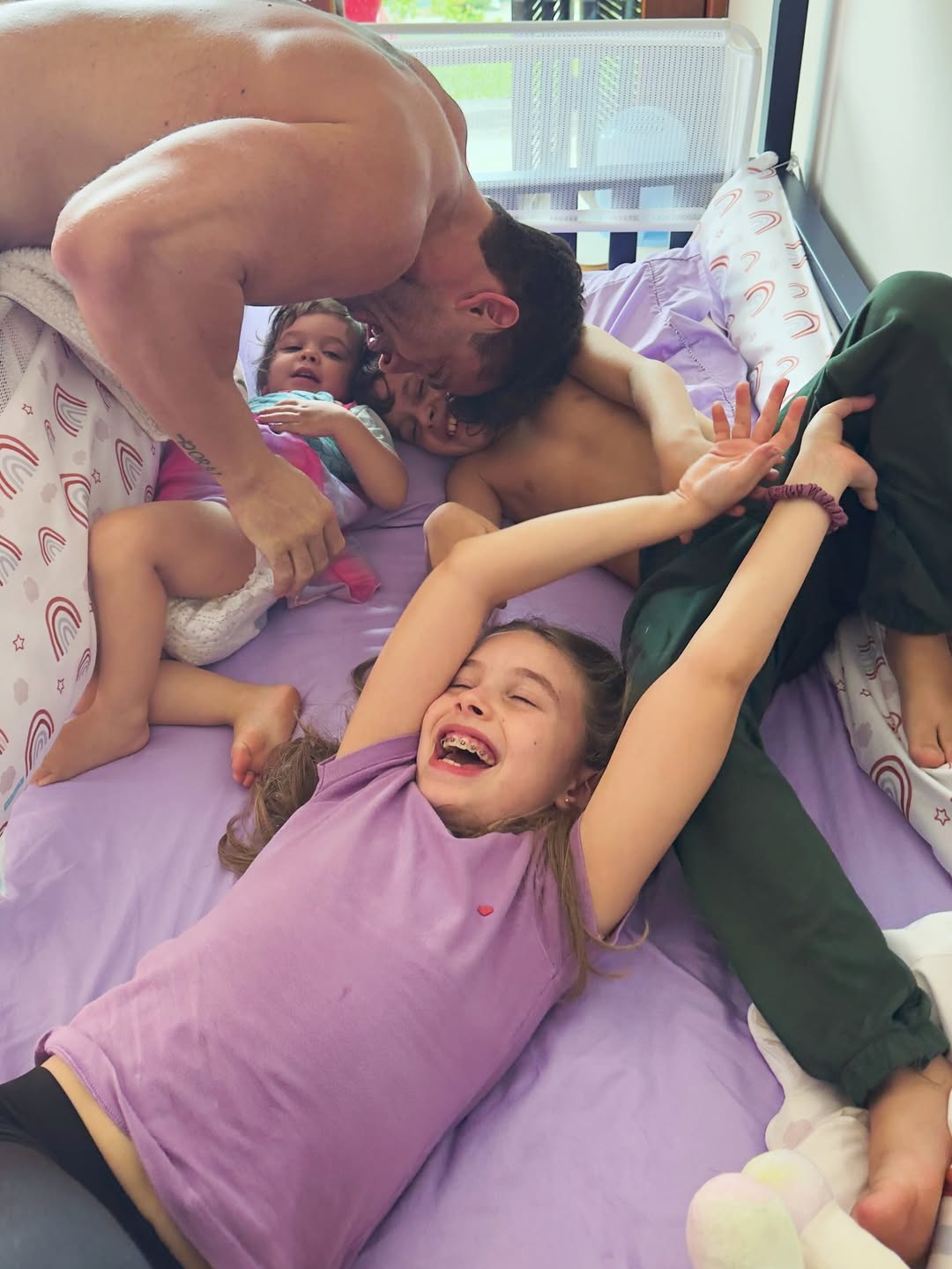 Rafael Cardoso com os três filhos - Foto: Reprodução / Instagram @rafaelcardoso9