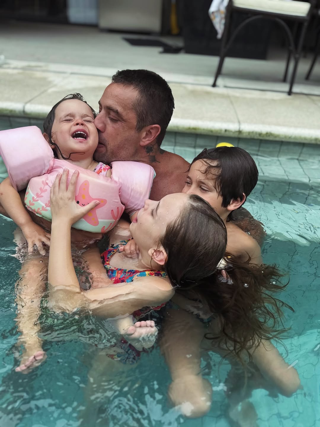 Rafael Cardoso com os três filhos - Foto: Reprodução / Instagram @rafaelcardoso9