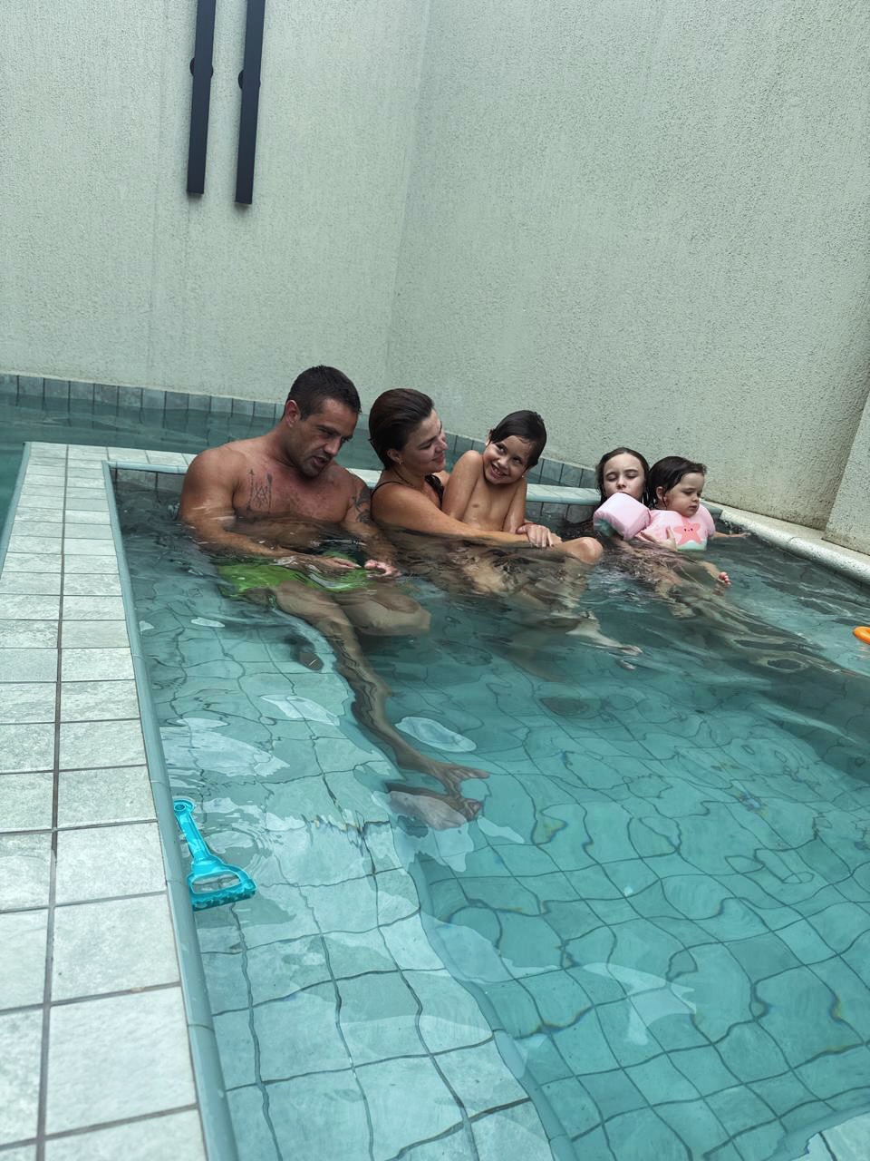 Rafael Cardoso com a namorada e os três filhos - Foto: Reprodução / Instagram @rafaelcardoso9