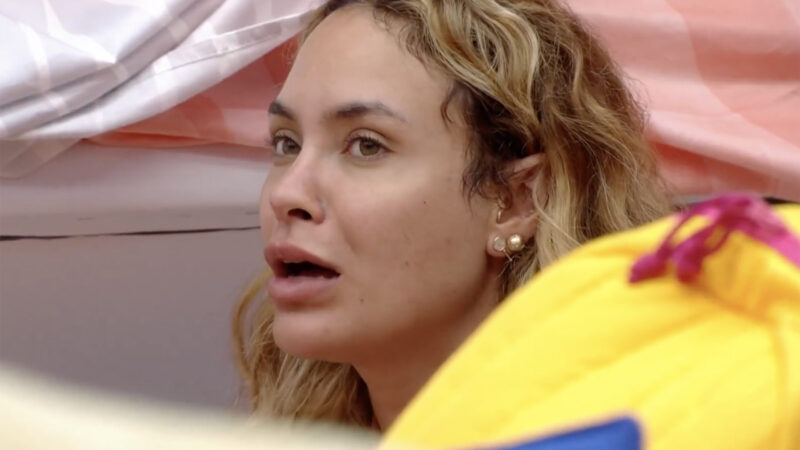 BBB 26: Sarah ativa o modo espiã e desconfia de repescagem do Pipoca