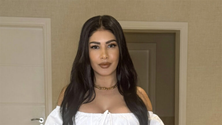 Simaria deixa a barriga reta à mostra em look todo branco