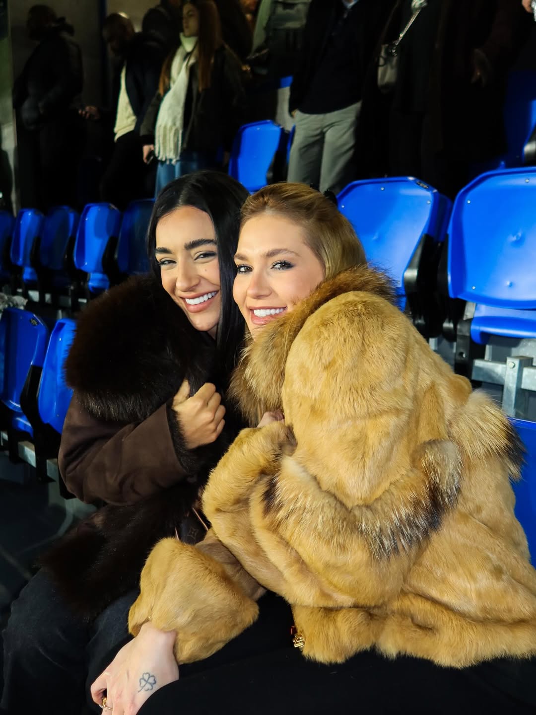 Virginia e Duda Freire no estádio La Ceramica - Foto: Reprodução / Instagram @virginia