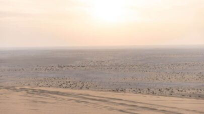 A paisagem árida nos arredores da Reserva de Vida Selvagem de Al Wagra registra temperaturas - Foto: Getty Images