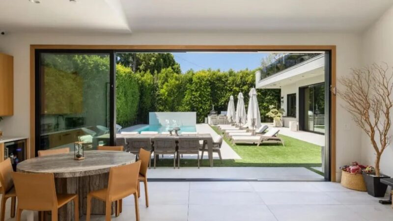 Aos 44 anos, supermodelo brasileira vende mansão nos EUA por mais de R$ 68 milhões