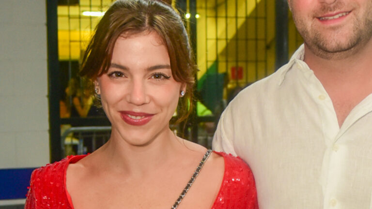 Aos 30 anos, Alice Wegmann surge com o namorado em rara aparição pública do casal