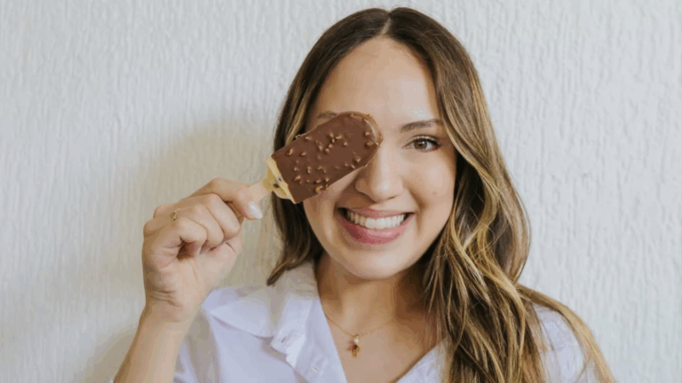Aos 22 anos, empresária brasileira criou marca após ‘perrengue’ e fatura mais de R$ 6 milhões por ano