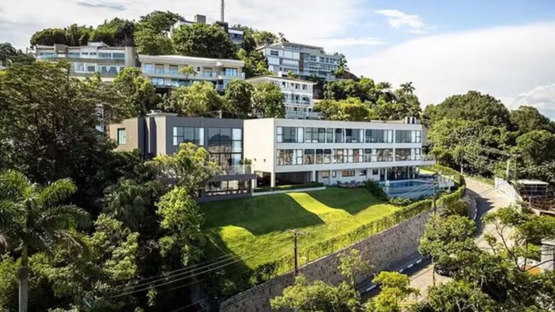 Aos 34 anos, brasileiro curte mansão de R$ 50 milhões com vista para o mar
