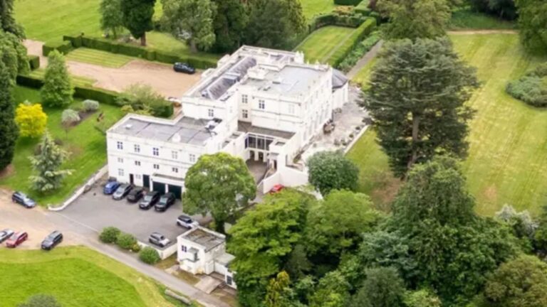 Aos 66 anos, ex-príncipe britânico tinha deixado a mansão real de 30 quartos antes da prisão