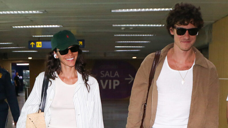 Bruna Marquezine e Shawn Mendes reaparecem juntos em aeroporto no Rio de Janeiro