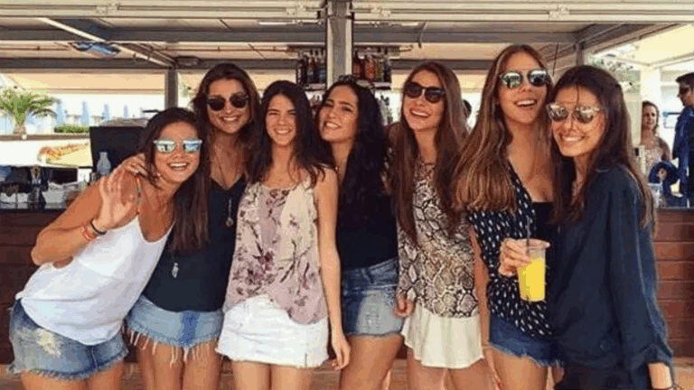 Aos 27, filha de apresentadora bilionária já caiu na folia com look ousado de R$ 7 mil