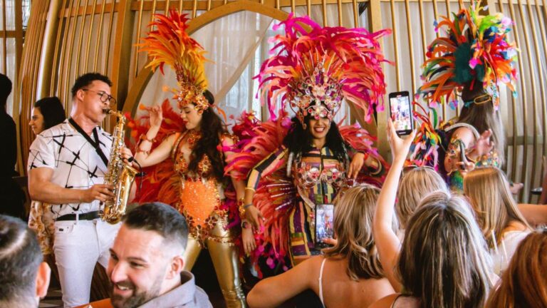 Tem Carnaval no Qatar? Samba em bar latino-asiático e oficina de brigadeiro marcaram a folia