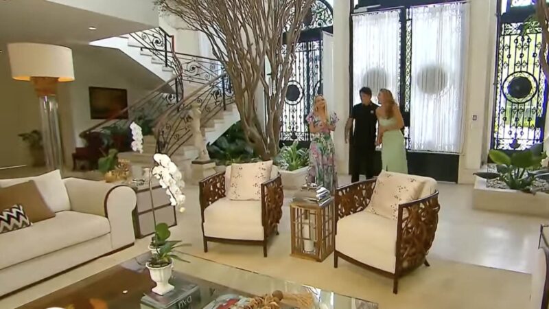 Com filhos casados, apresentador vive em mansão com elevador e árvore no meio da sala