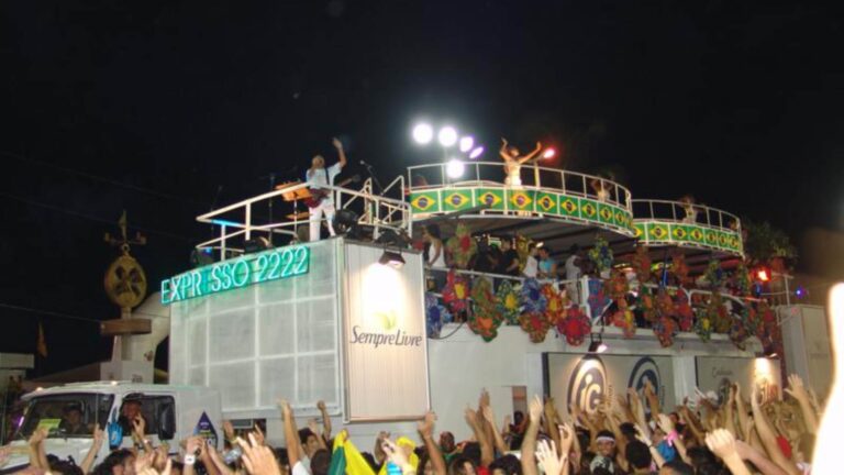 Cantor de rock de 65 anos ficou em mansão de luxo na Bahia para curtir Carnaval com Gil e Ivete