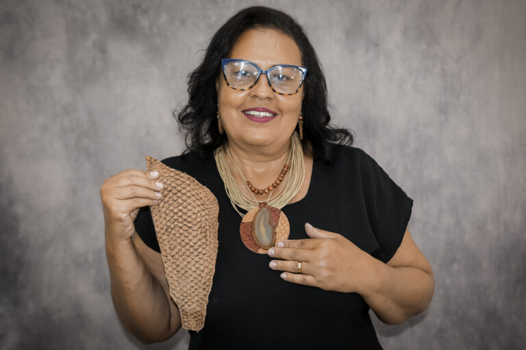 Katia Mastroto transforma couro de peixe em arte; entenda