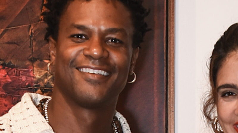 Aos 40 anos, ator de Coração Acelerado faz rara aparição com a esposa em evento