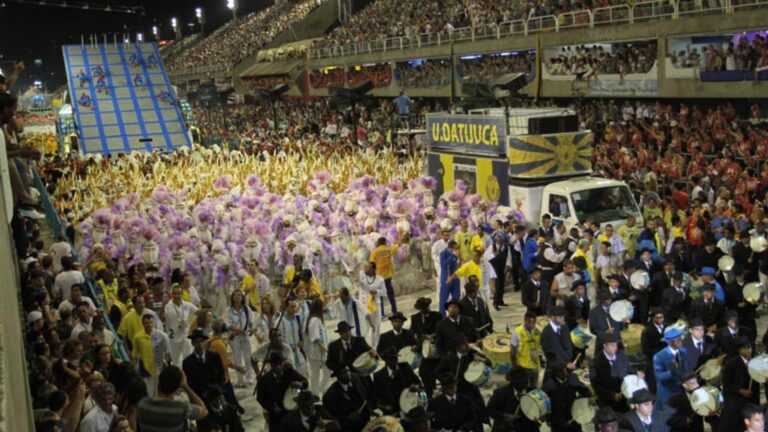 Cantora de 67 anos dividiu camarote com Dilma e Lula para cair na folia em Carnaval no Rio