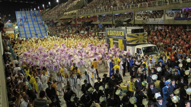 Cantora de 67 anos dividiu camarote com Dilma e Lula para cair na folia em Carnaval no Rio