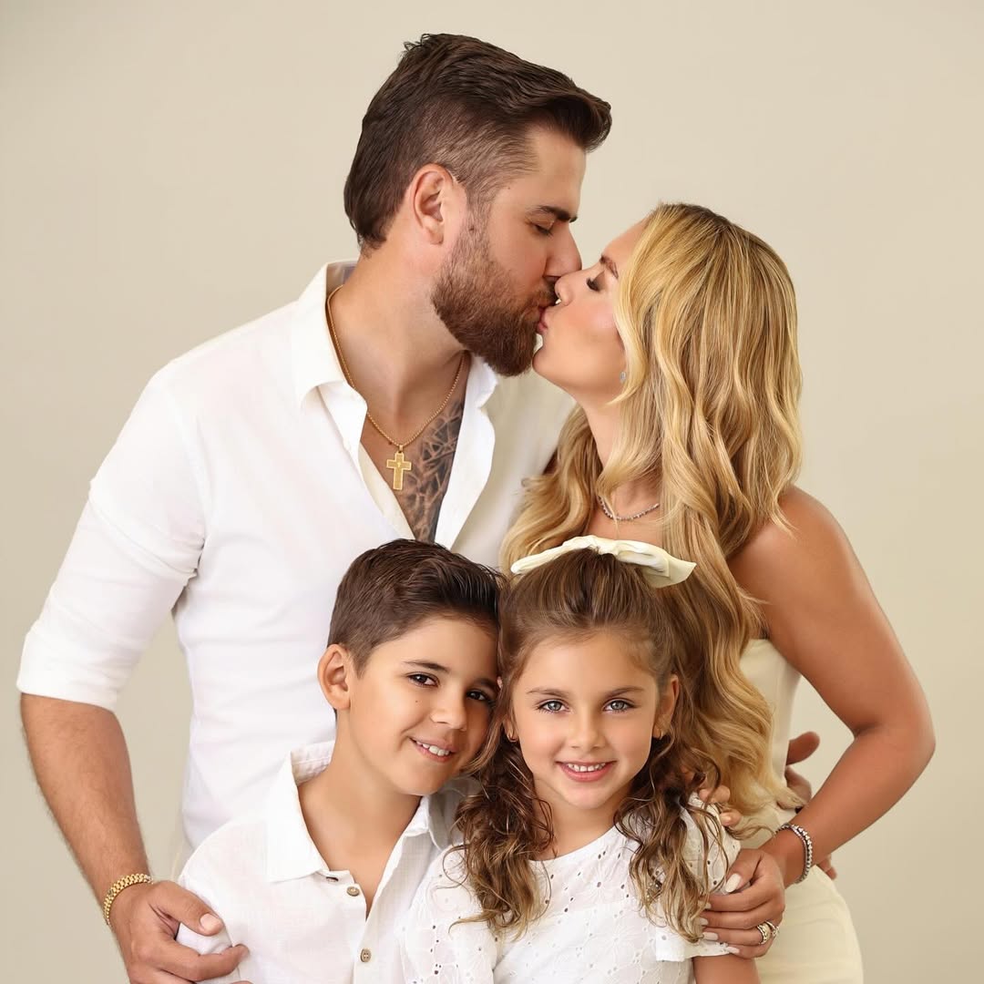Natália Toscano e Zé Neto com os filhos - Foto: Instagram @nataliaftoscano