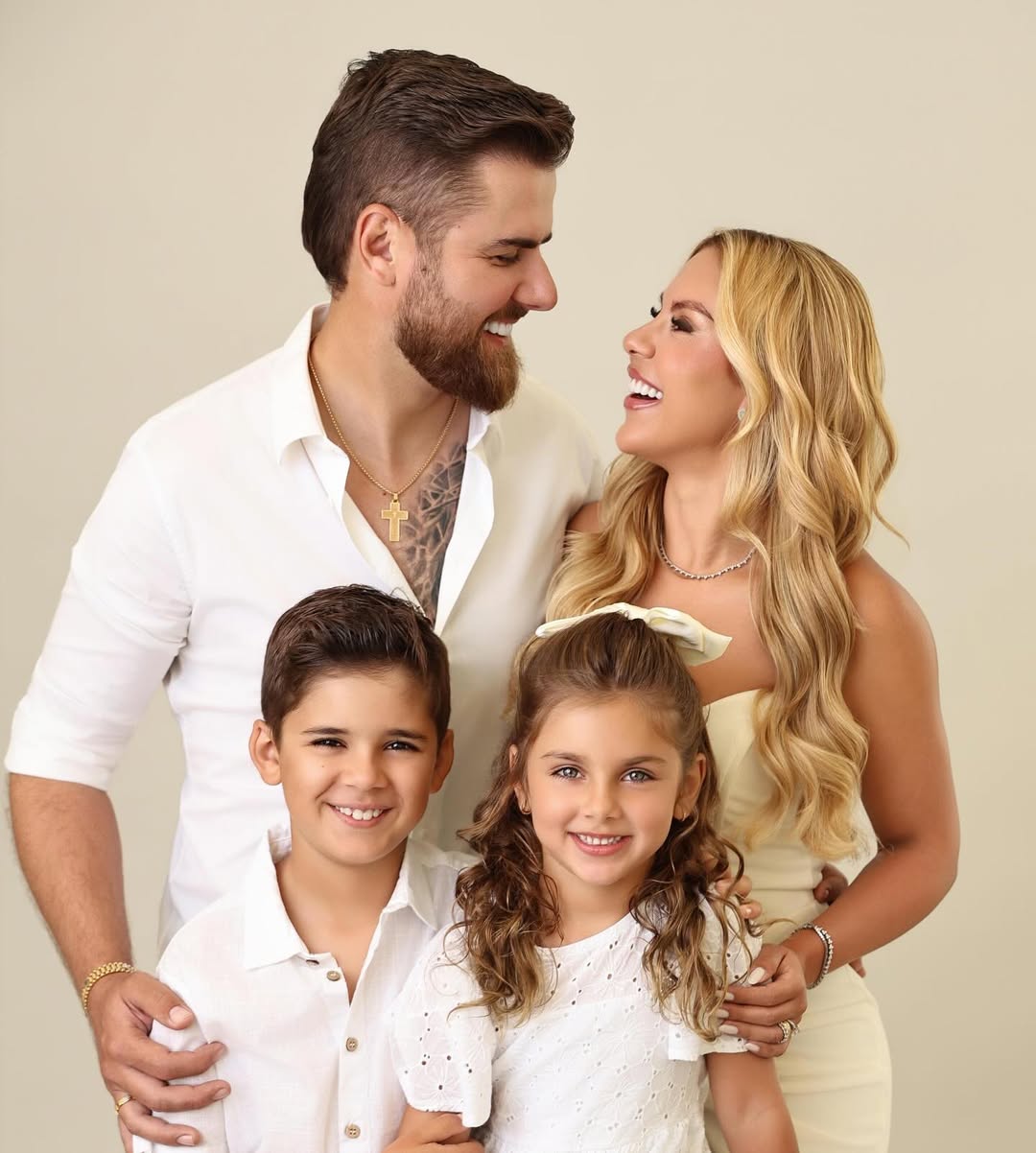 Natália Toscano e Zé Neto com os filhos - Foto: Instagram @nataliaftoscano
