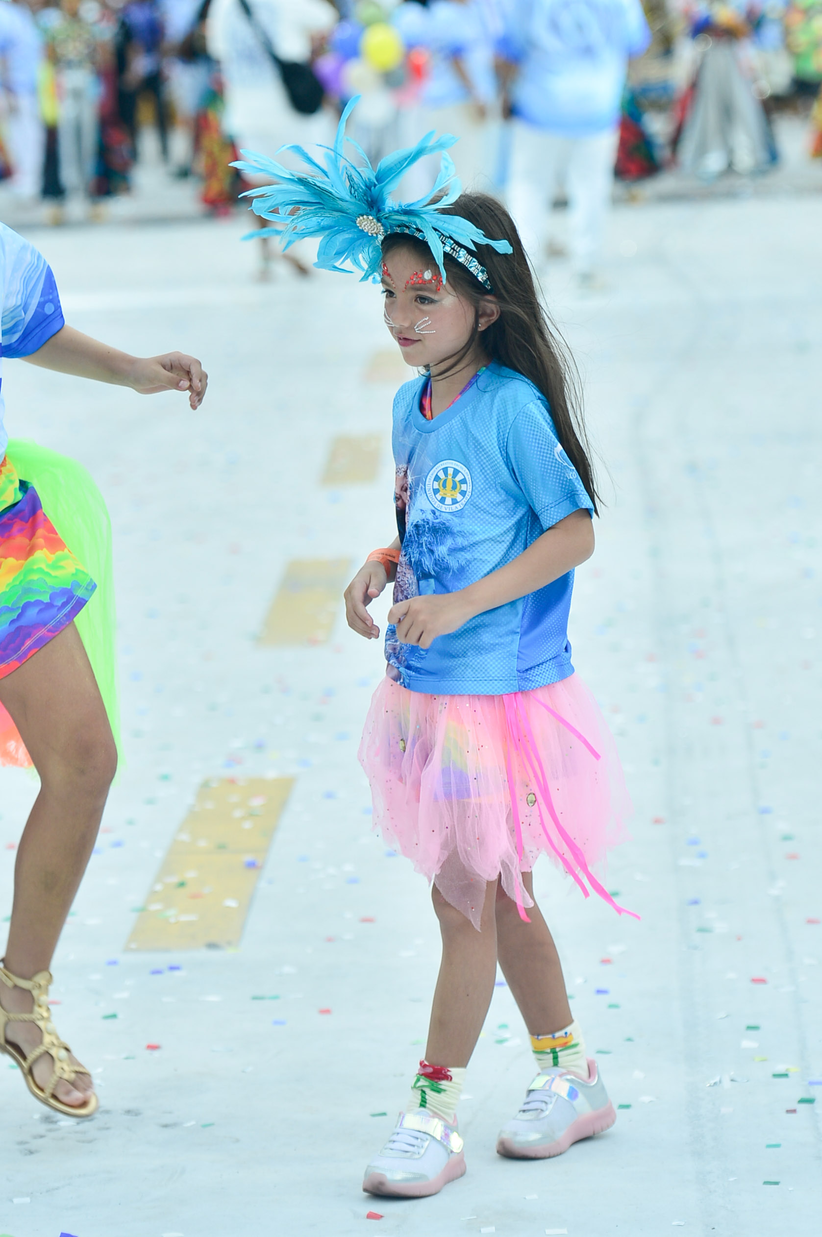 Zoe, filha de Sabrina Sato e Duda Nagle, desfila em escola de samba mirim sob o olhar da família - Foto: Eduardo Martins / Brazil News