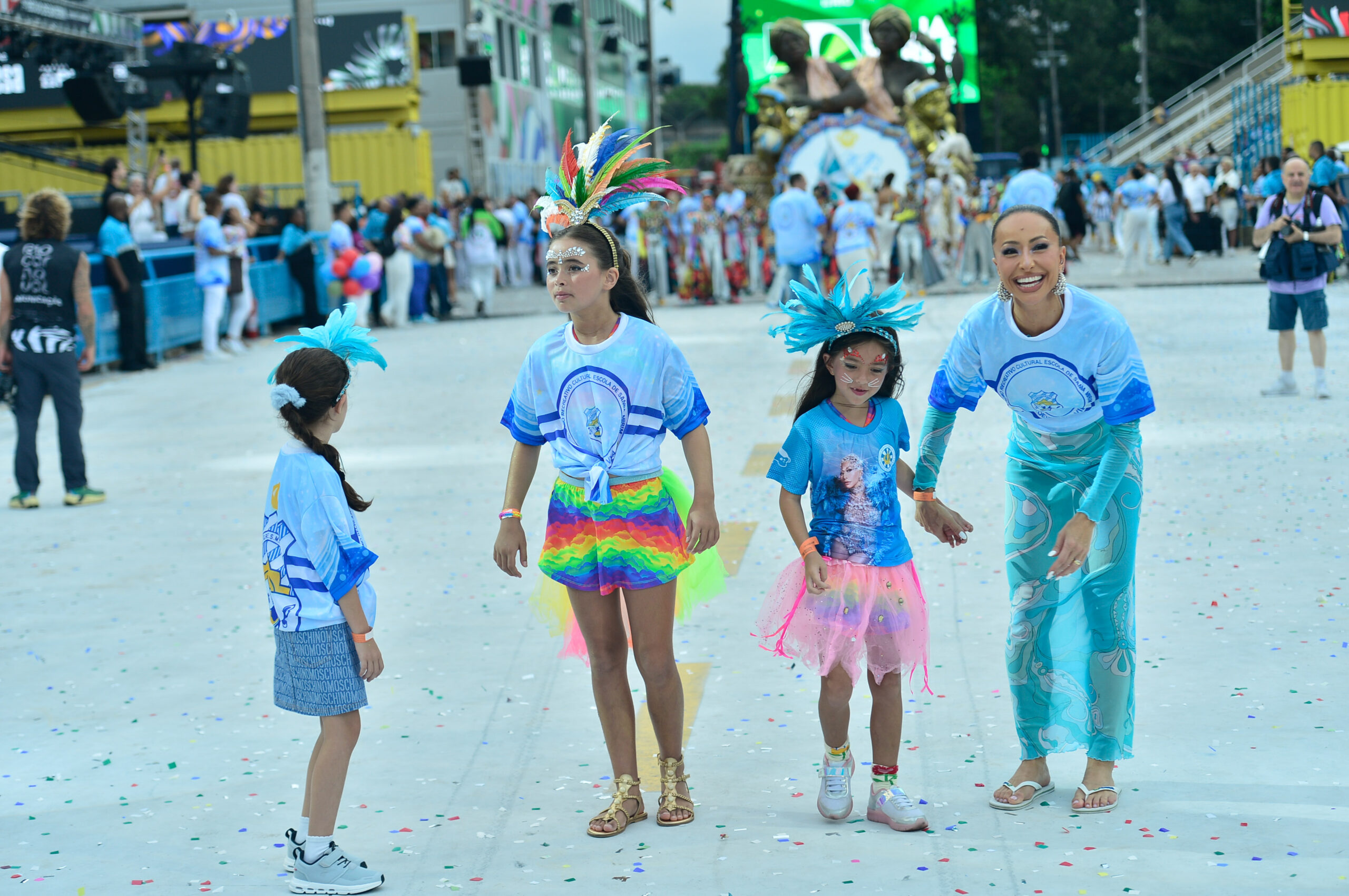 Zoe, filha de Sabrina Sato e Duda Nagle, desfila em escola de samba mirim sob o olhar da família - Foto: Eduardo Martins / Brazil News